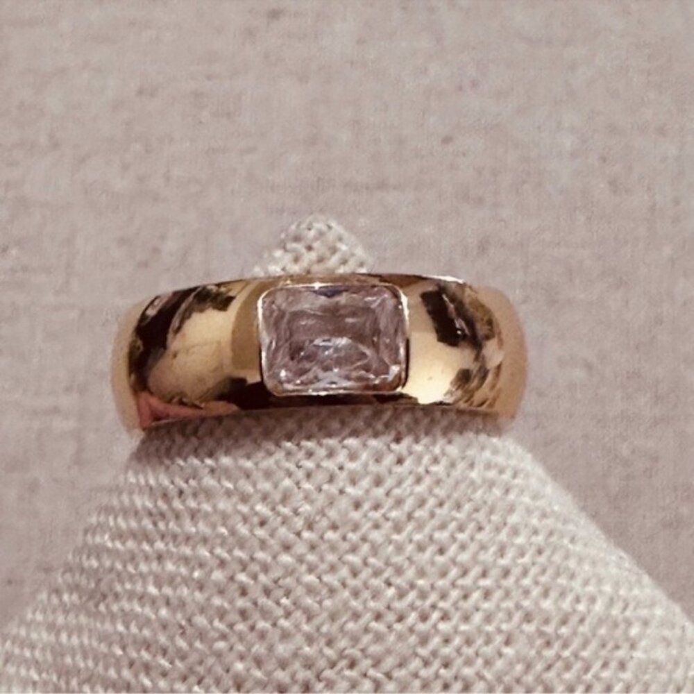 Ellie Vail | Ring | Donut Band with Center Stone